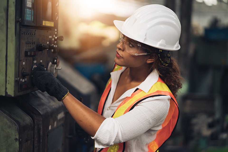 Energy manager adjusting a machine