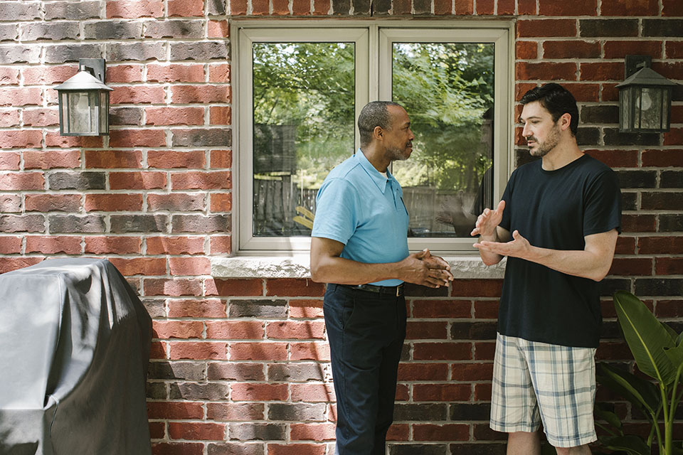Homeowner and windows contractor